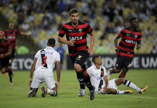 Vitória sufoca o Vasco após sair atrás no marcador e arranca empate 