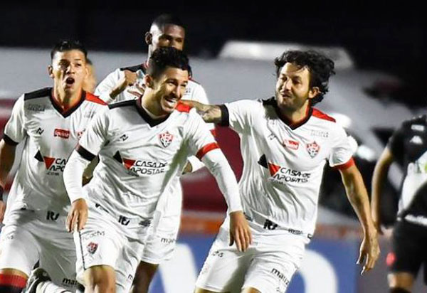 Vitória bate o Vasco por 3x0 em São Januário