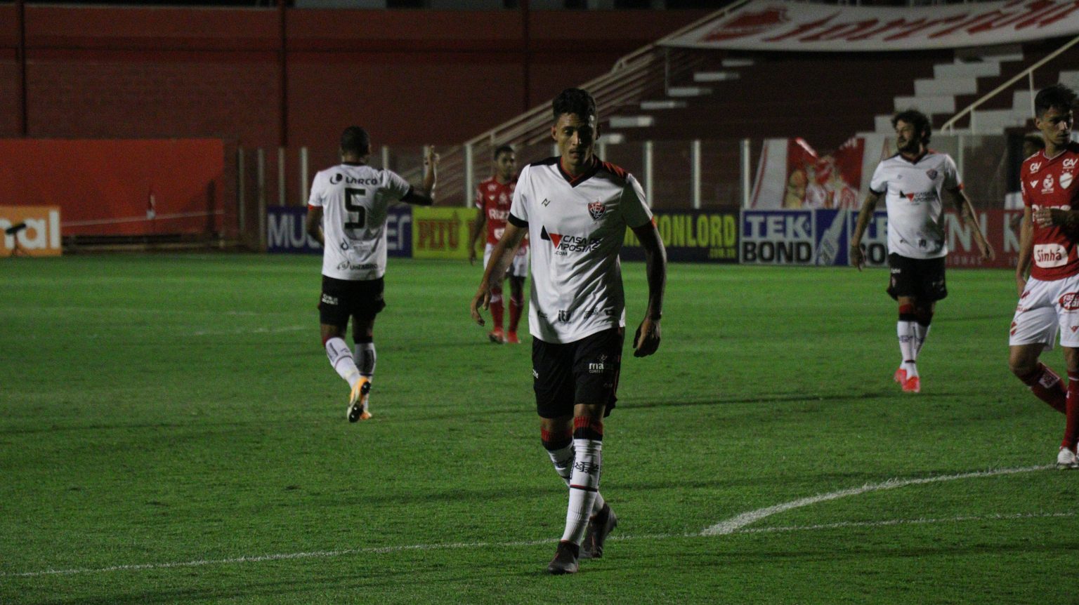 Vitória empata com o Vila Nova e segue em situação complicada na Série B