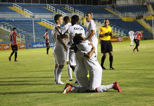 Vitória goleia Ferroviário e assume liderança do Grupo B da Copa do Nordeste