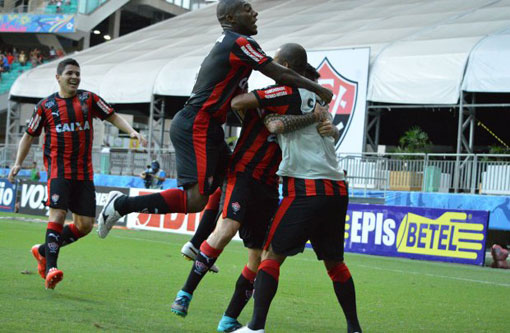 Vitória vence por 3 x 1 e está a dois triunfos do líder; Bahia empata em 2x2 e continua no G4