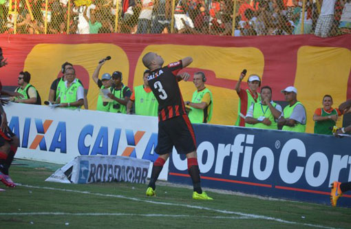 Vitória goleia o Bahia por 4 x 1 e termina a rodada encostado no G4