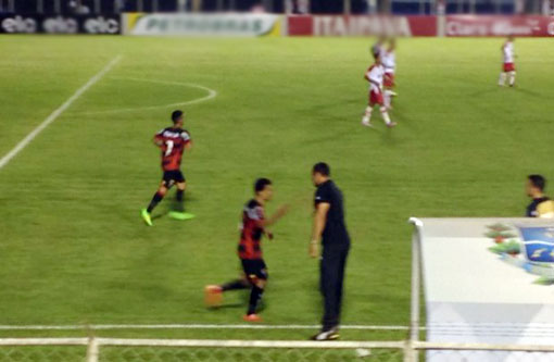 Vitória vence a Anapolina de virada e abre vantagem na Copa do Brasil