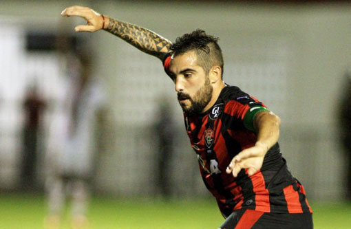 Vitória volta a vencer e reduz para um ponto a diferença para o líder do Brasileiro