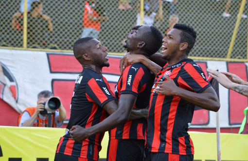 Vitória vence no Barradão e fica a um ponto da Série A