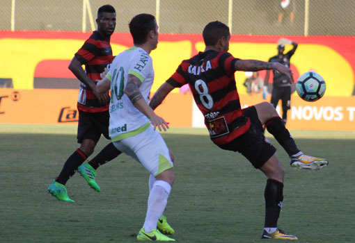 Vitória volta a perder no Barradão para a Chapecoense por 2 a 1