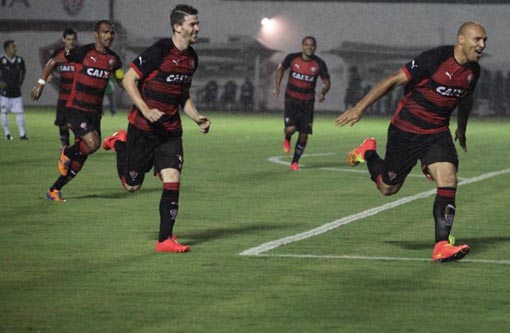 Vitória abre 2 a 0 no placar, mas permite reação do Goiás e não consegue os três pontos