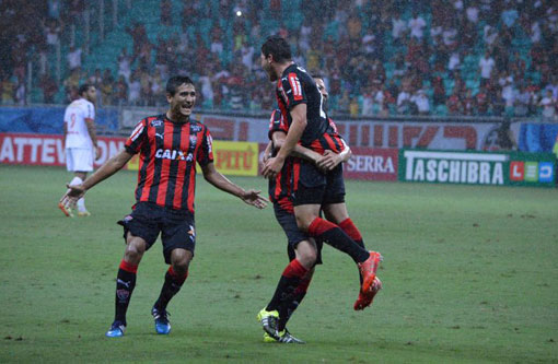 Vitória goleia e assume terceiro lugar , Bahia empata e continua no G4