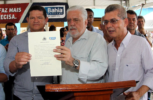 Governador Wagner entrega veículos em Caculé e vistoria obras em Pindaí