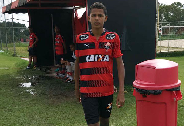 Brumado: atleta da escolinha de futebol LUSAC assina contrato de três anos com o Vitória 