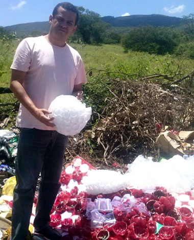 Vereador Weliton Lopes denúncia mau exemplo de secretaria municipal ao despejar lixo em via pública agredindo o meio-ambiente