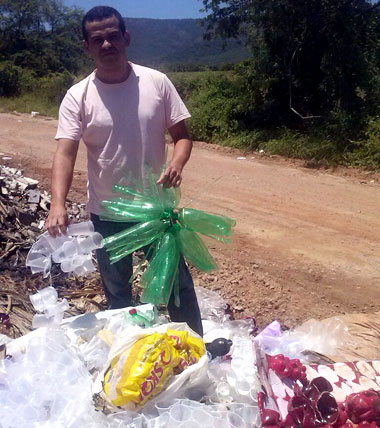 Vereador Weliton Lopes denúncia mau exemplo de secretaria municipal ao despejar lixo em via pública agredindo o meio-ambiente