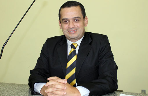 Vereador Weliton Lopes solicita iluminação e bancos para Praça da Igreja de Ubiraçaba