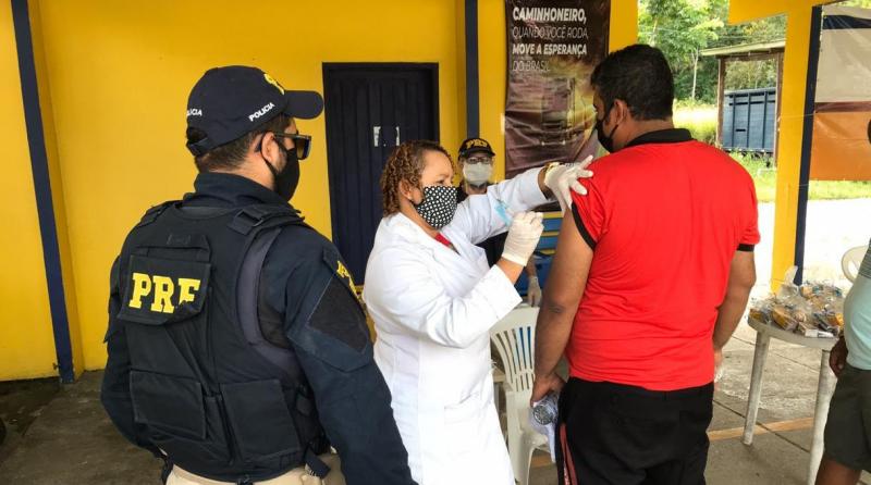 Unidades Operacionais da PRF na Bahia recebem pontos de vacinação contra a gripe para os caminhoneiros