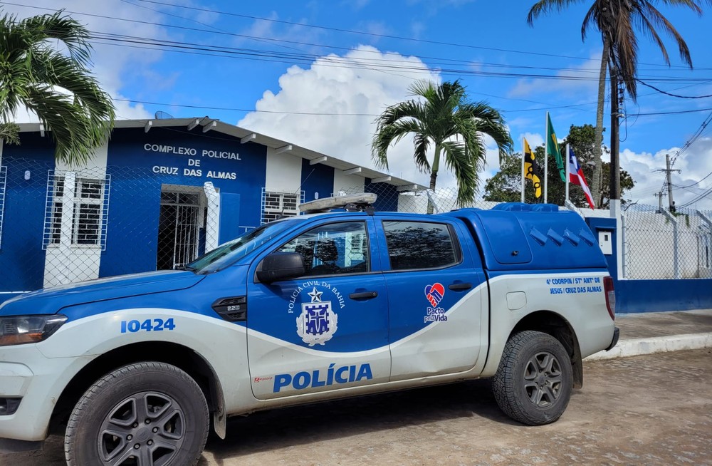 Falso policial civil é preso com farda, arma e drogas no interior da Bahia