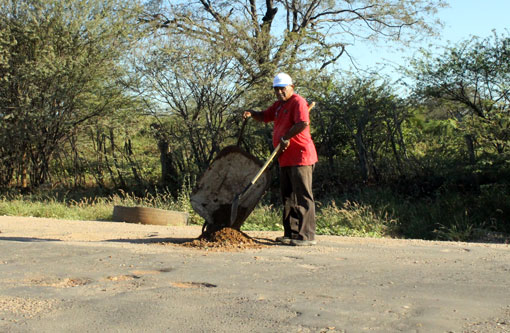 Brumado: Zé Borracheiro tapa buracos na BR-030 e recebe incentivo dos motoristas