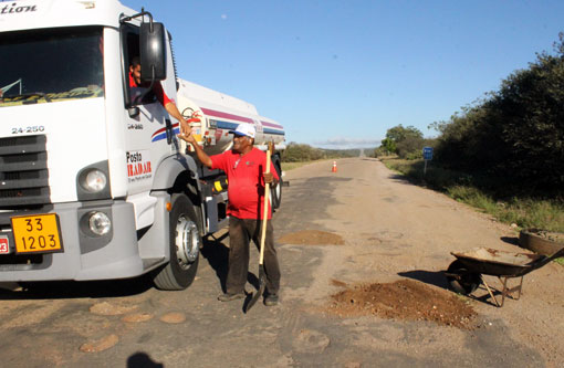 Brumado: Zé Borracheiro tapa buracos na BR-030 e recebe incentivo dos motoristas
