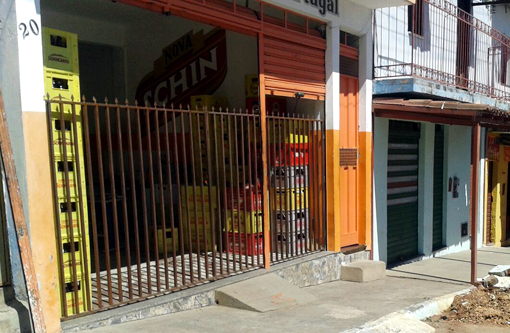 Brumado: Após ser vítima de assaltos comerciante coloca grades na porta do comércio